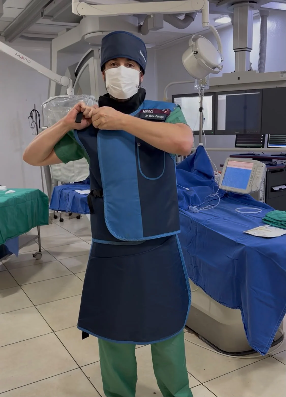 Dr. Murilo de Brito Andrade Camargo se preparando para procedimento em sala de hemodinâmica
